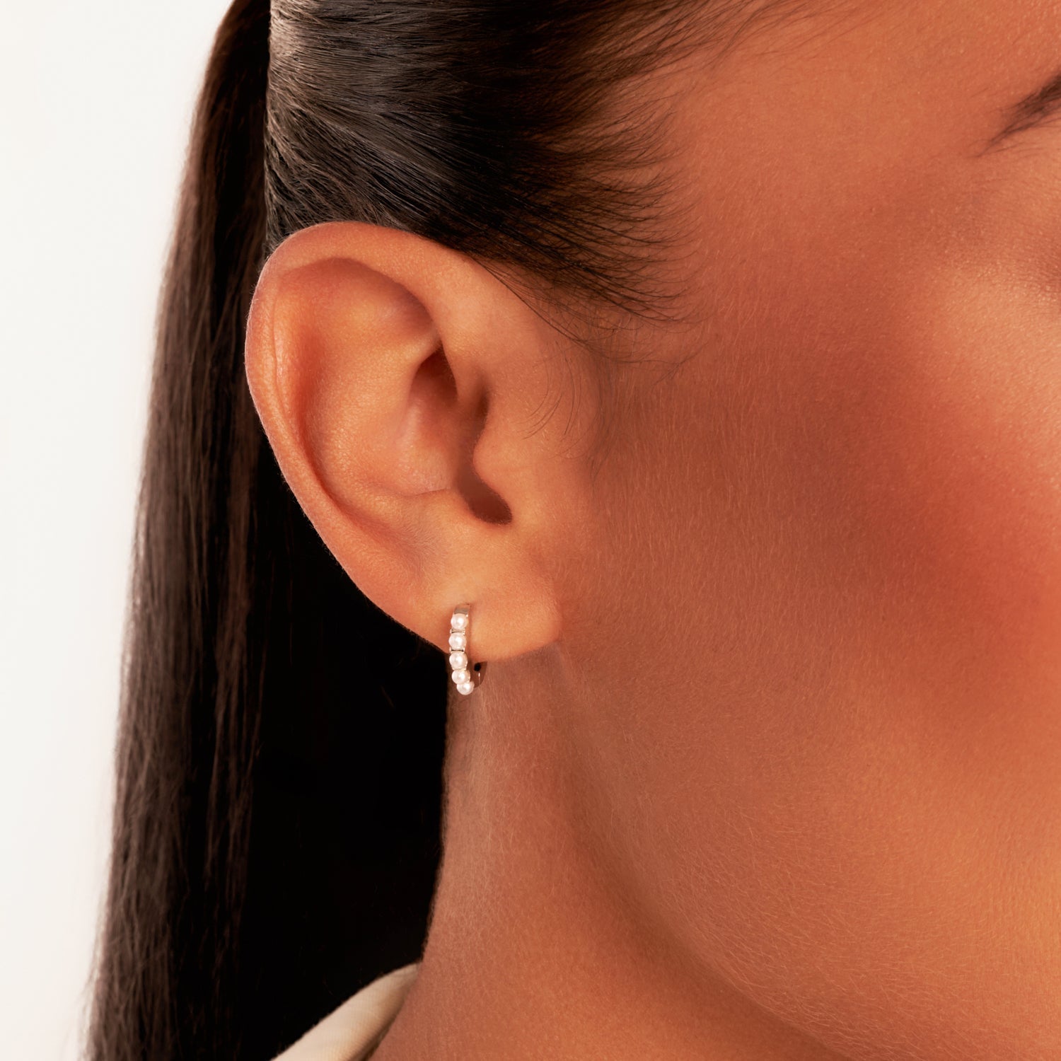 送料関税込【Abbott Lyon】Pearl Mini Hoop Earrings☆ (Gold)♪ Pearl Huggie Hoop Earrings (Gold)