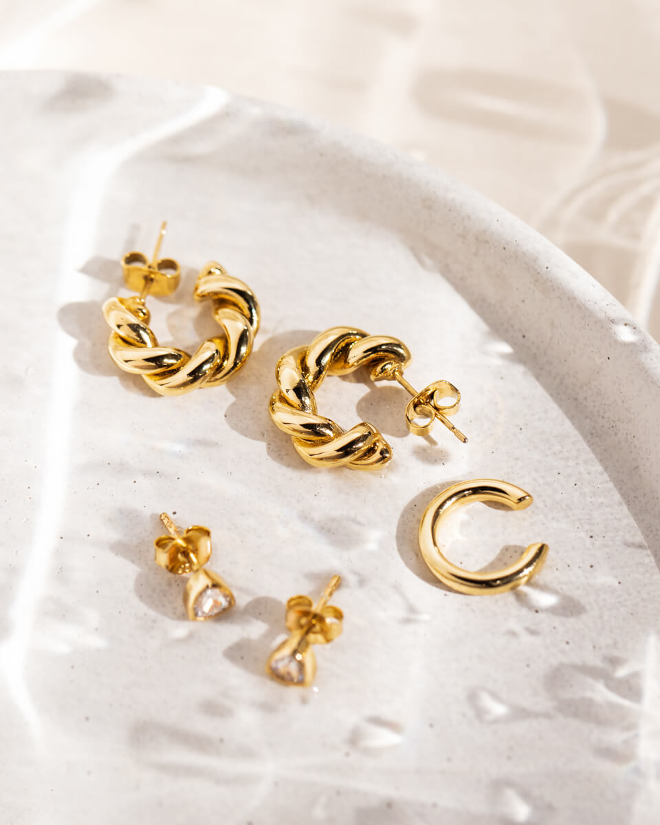 送料税込【Abbott Lyon】ベストセラー Huggie Hoop Ear Stack ♪ Twisted Huggie Hoop Earrings (Gold)