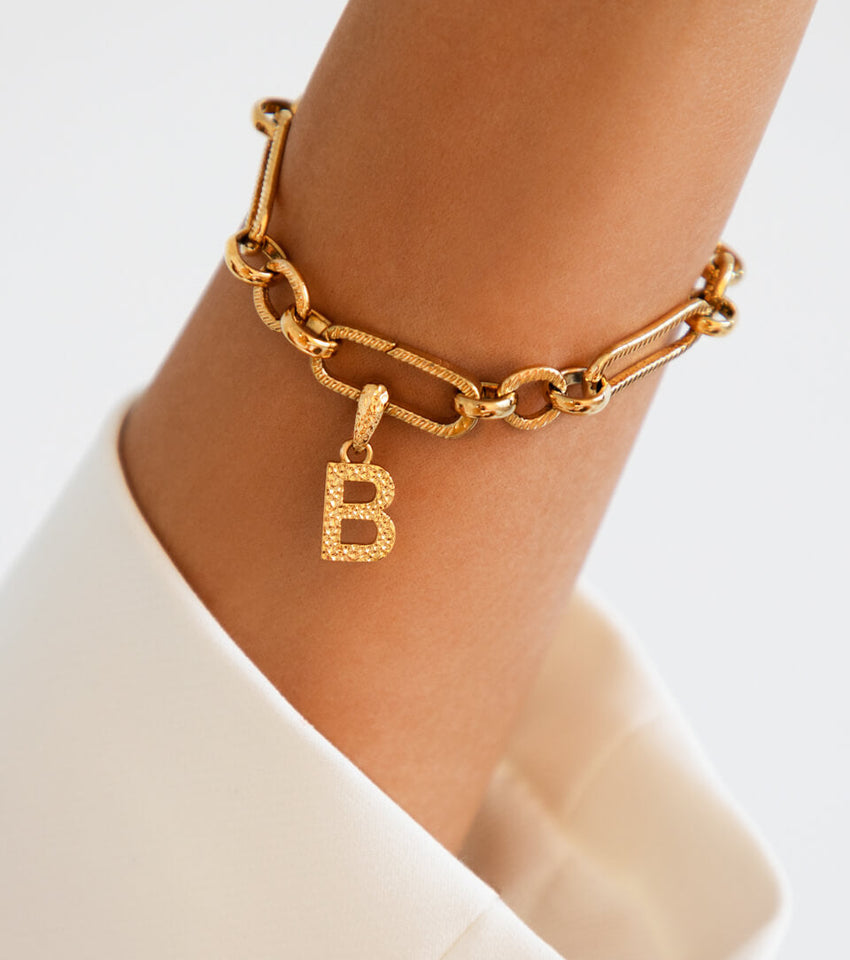 Hammered Initial Figaro Chain Bracelet (Gold)