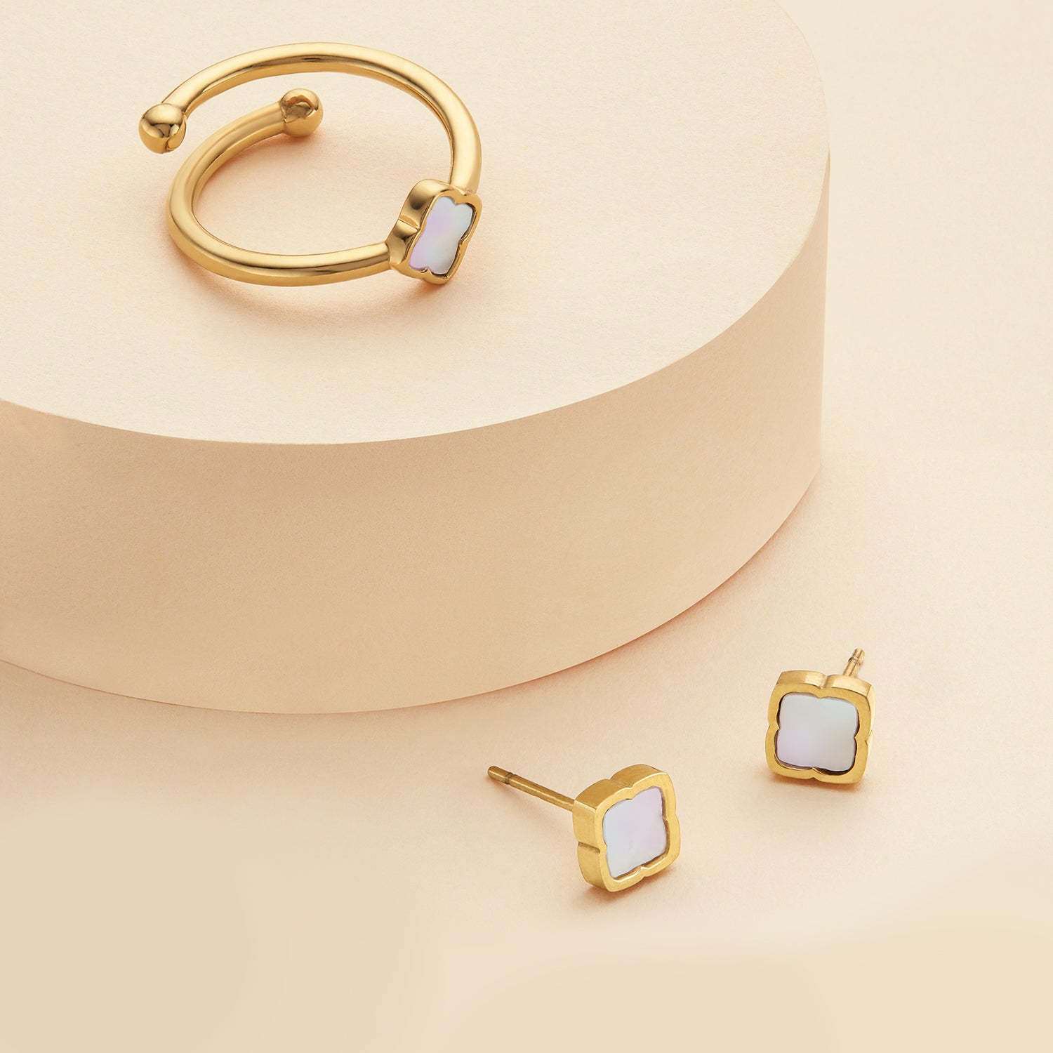 送料関税込【Abbott Lyon】Pearl Mini Hoop Earrings☆ (Gold)♪ Pearl Huggie Hoop Earrings (Gold)